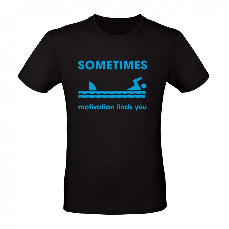 Sometimes Motivation Finds You als T-Shirt